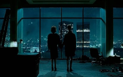Al final de 'El club de la lucha' el espectador descubre que Edward Norton (a la derecha de la imagen) y Brad Pitt son en realidad la misma persona, por eso Helena Bonham Carter (a la izquierda) nunca comparte plano con los dos a la vez.