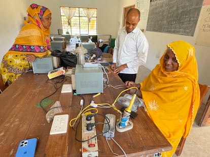 El proyecto Solar Mamas se encarga de identificar los pueblos que todava no han sido electrificados, que, sobre todo, se encuentran en zonas de difcil acceso o en localidades que no entran en los planes de las compa?as elctricas. Su objetivo es capacitar a mujeres de entre 35 y 50 a?os de edad que no hayan podido estudiar, que estn casadas o sean viudas y que tengan hijos, con el fin de garantizar que tienen races en su localidad.