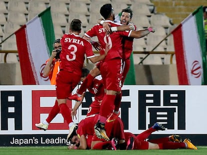 Futbolistas sirios celebran el primer gol de su selecci&oacute;n frente a Ir&aacute;n.