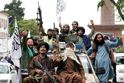 Talibanes celebrando el 15 de agosto el aniversario de la toma de Kabul y la fundación del Emirato Islámico en Afganistán.