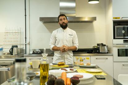 Alex Pirla, uno de los cocineros de Heura, fotografiado en las oficinas de la empresa e Barcelona. 