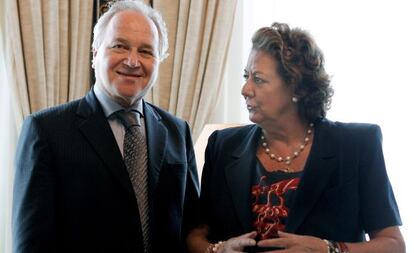 Rita Barberá con el embajador de Perú, Francisco Eguiguren,