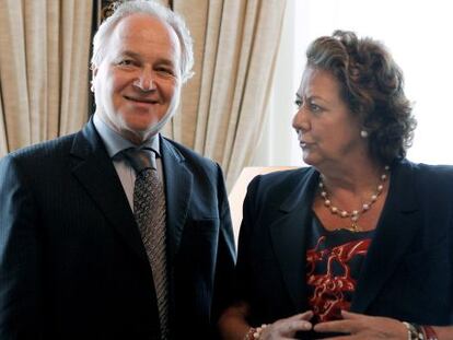 Rita Barber&aacute; con el embajador de Per&uacute;, Francisco Eguiguren, 