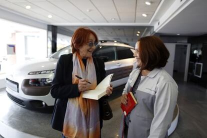 Rosa Reg&aacute;s, en la f&aacute;brica de Citro&euml;n de Villaverde en una campa&ntilde;a de promoci&oacute;n de la lectura. 