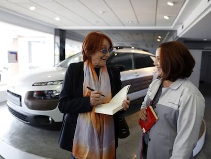 Rosa Reg&aacute;s, en la f&aacute;brica de Citro&euml;n de Villaverde en una campa&ntilde;a de promoci&oacute;n de la lectura. 