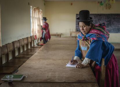 Emiliana Tapia Pinto, Uma Mallku (autoridad, líder o responsable en aymara) de Achica Bajo, en el Altiplano de Bolivia, cierra actas.