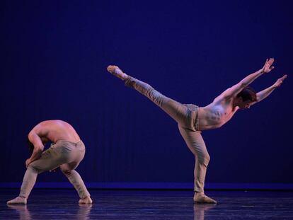Petar Dorcevski y Filip Juric del Ballet de Eslovenia en 'Caín y Abel', coreografía de Anja Mörderndorfer.