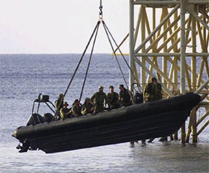 Una lancha del Ejército australiano es izada por una grúa en el puerto de la isla de Navidad.