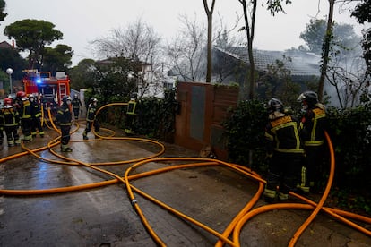 Un rayo de la fuerte tormenta que ha descargado a primera hora de la mañana sobre Barcelona ha caído sobre una casa de Vallvidrera, lo que ha desatado un incendio en la vivienda, suceso en el que han resultado heridas dos personas. EFE/ Quique García