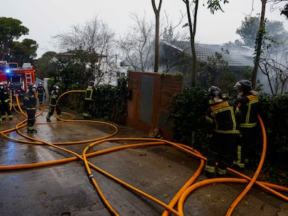 Un rayo de la fuerte tormenta que ha descargado a primera hora de la mañana sobre Barcelona ha caído sobre una casa de Vallvidrera, lo que ha desatado un incendio en la vivienda, suceso en el que han resultado heridas dos personas. EFE/ Quique García