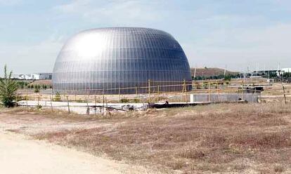 Unico edificio de la Ciudad de la Justicia ya construido, al fondo la Ciudad Deportiva del Real Madrid