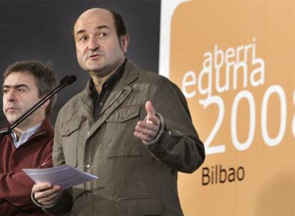 El presidente del PNV vasco, Andoni Ortuzar (dcha.), acompañado por Joseba Aurrekoetxea también dirigente de este partido en la presentación del Aberri Eguna.