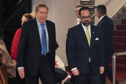 Edmundo González Urrutia (izquierda) es recibido por el embajador de la República Dominicana, Francisco José Cantizano Nadal, en Santo Domingo (República Dominicana). Fotografía de la cuenta oficial de X del Ministerio de Relaciones Exteriores de República Dominicana.