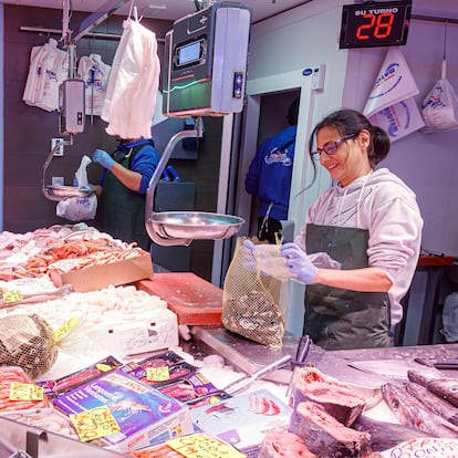 ZARAGOZA 07/12/2024.- La campaña navideña presenta una previsión de crecimiento del empleo en el sector alimentario, sobre todo en la distribución y la hostelería, en un momento de recuperación para las empresas tras años de crisis acumuladas.En la imagen, un puesto del mercado central de Zaragoza, esta sábado. EFE/JAVIER BELVER
