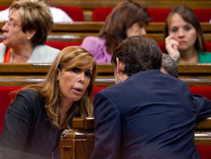 Alicia Sánchez Camacho, presidenta del PP, habla con el líder de CiU en el Parlament, Oriol Pujol.