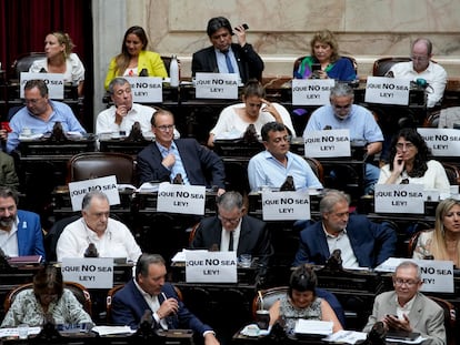 Diputados en el Congreso argentino protestan contra la ley ómnibus del presidente Milei, el pasado 2 de febrero.