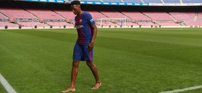 Yerri Mina, descalzo, en su primer día en el Camp Nou.