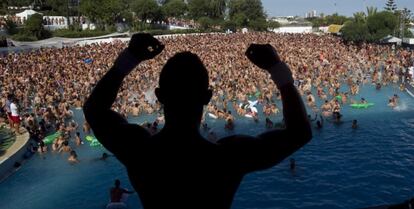 Imagen panorámica de los asistentes a la fiesta en Isla Fantasía que monta Circuit Festival en Isla Fantasía.