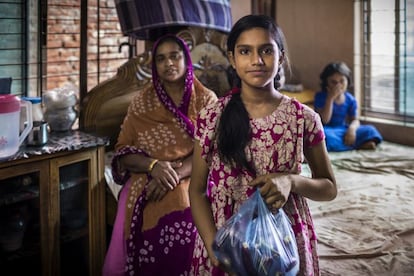 Tiene 11 años y cursa quinto de primaria. Hashi Akter vive con una antigua vecina de sus padres a la que llama "tía". A cambio del alojamiento, la niña realiza las tareas domésticas: limpia, plancha, hace la comida... para los seis que viven en el apartamento de una sola habitación y duermen en la misma cama: el matrimonio y sus dos hijos, más el hermano de Hashi y ella misma. Los progenitores de la pequeña fallecieron cuando ella tenía tres años. Primero murió el padre en un accidente cuando su esposa estaba embarazada. La mujer no superó un cáncer de útero, relata la "tía" que acogió a los huérfanos en su casa. "La considero mi hija. Es buena chica", asegura Hamida Begum, de 45 años, mientras Hashi limpia verduras en el suelo.