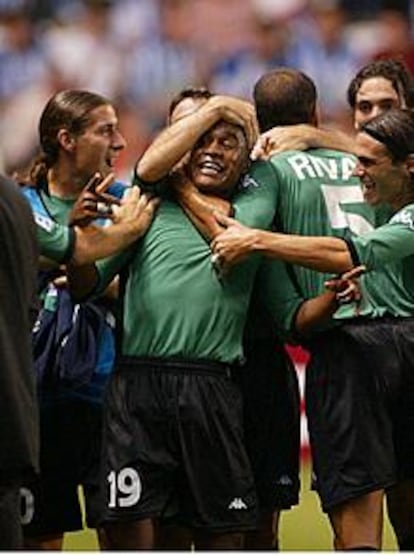 Los jugadores del Betis felicitan a Assunçao tras el primer gol.