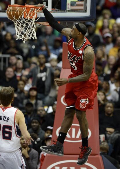 LeBron machaca ante Kyle Korver, de los Hawks.