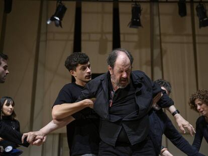 L'actor Josep Maria Pou en un assaig de l'obra 'Justícia', de Guillem Clua, que es representarà al TNC.