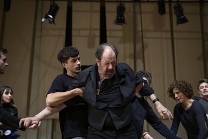 L'actor Josep Maria Pou en un assaig de l'obra 'Justícia', de Guillem Clua, que es representarà al TNC.