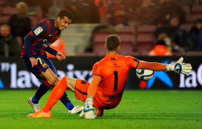 Pedro finta a Dani JIm&eacute;nez en el segundo gol.