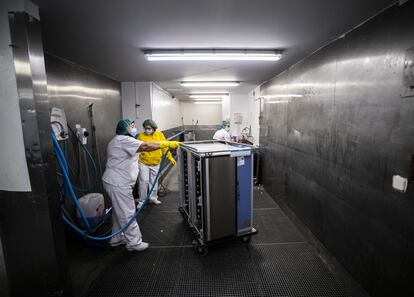 En la zona de lavado de los carros de comida, la limpieza es minuciosa y sistemática. Los carros, que llegan desde las plantas y el comedor, entran en una cadena ya automatizada por los profesionales para agilizar la recepción, la desinfección y la vuelta de todos los elementos.