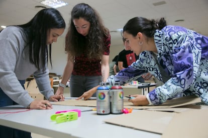 María Fernanda Villasmil junto con la poeta Raquel Vázquez y la ilustradora Belén Benavent, durante el proceso de grabado de la portada del libro.