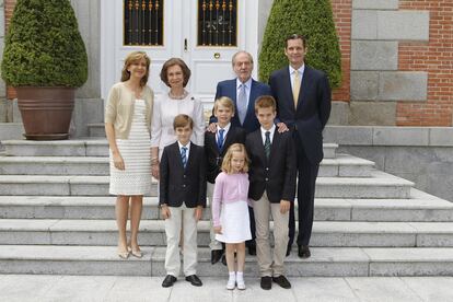 Los Reyes posan junto a los duques de Palma y a sus cuatro hijos: de izquierda a derecha, Pablo, de 10 años; Miguel (que hoy recibía su primera comunión), de 9; Juan, de 11; y abajo, Irene, que está a punto de cumplir seis años.