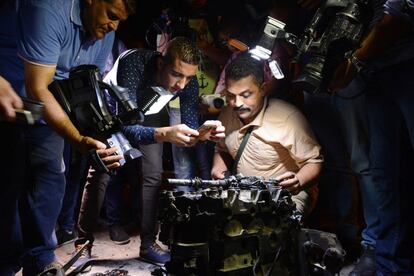 Periodistas toman imágenes tras la explosión de un coche bomba en El Cairo (Egipto). Al menos ocho personas resultaron heridas, seis de ellas policías, en la explosión de un coche bomba junto a una comisaría de las Fuerzas de Seguridad Nacional en el barrio de Jaimat al Shubra de la capital egipcia.