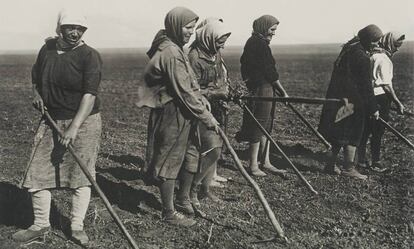 Dones treballant la terra als anys 30 a la Unió Soviètica.