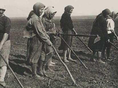 Dones treballant la terra als anys 30 a la Unió Soviètica.