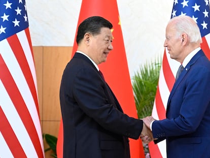 El presidente de Estados Unidos, Joe Biden, y su homólogo chino, Xi Jinping, antes de su reunión al margen de la cumbre del G-20 de este lunes en Nusa Dua, en Bali (Indonesia).