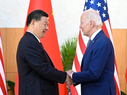 El presidente de Estados Unidos, Joe Biden, y su homólogo chino, Xi Jinping, antes de su reunión al margen de la cumbre del G-20 de este lunes en Nusa Dua, en Bali (Indonesia).