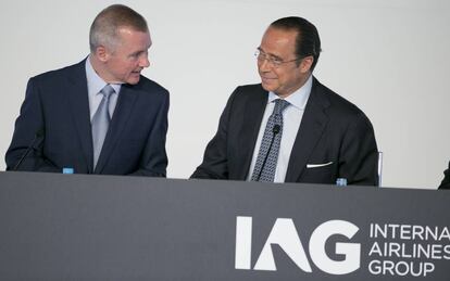 El consejero delegado de IAG, Willie Walsh, dialoga con el presidente del grupo,Antonio Vázquez Romero, durante una presentación de resultados.