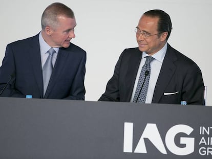 El consejero delegado de IAG, Willie Walsh, dialoga con el presidente del grupo,Antonio Vázquez Romero, durante una presentación de resultados. 
 