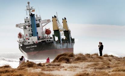 El carguero &#039;BSLE Sunrise&#039; permanece encallado frente a la playa de El Saler desde el 28 de septiembre. 