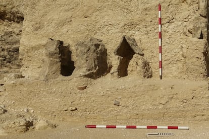 Pequeña capilla de adobe con tres estelas o lápidas de piedra en su interior.