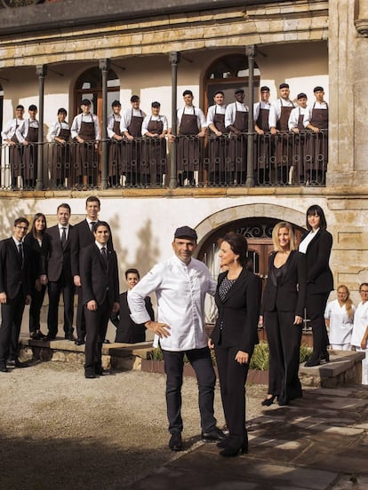 Jesús Sánchez y su equipo, en la fachada sur del Cenador de Amós.