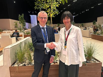 David Cooper, secretario Ejecutivo Interino de la COP, estrecha la mano de Susana Muhamad, ministra de Ambiente y Desarrollo Sostenible de Colombia, en Dubái, este viernes.