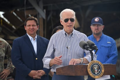 Joe Biden habla en presencia de Ron DeSantis este miércoles en Fort Myers, una de las zonas más afectadas por el huracán 'Ian'.