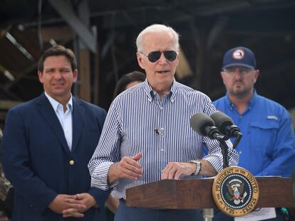 Joe Biden habla en presencia de Ron DeSantis este miércoles en Fort Myers, una de las zonas más afectadas por el huracán 'Ian'.