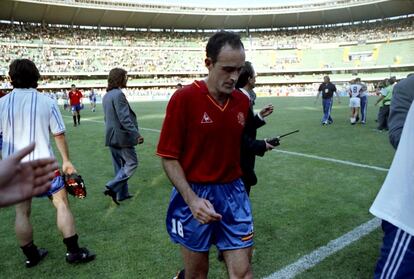 En la imagen, el centrocampista Rafa Paz abandona el terreno de juego tras perder contra Yugoslavia en la ciudad de Verona. La selección española se tuvo que conformar con competir hasta los octavos de final. En dicho campeonato, los jugadores siguieron vistiendo la camiseta de manga corta y desaparecieron las franjas anchas. La elástica solo llevaba un fina línea amarilla que complementaba el cuello y el borde de los extremos de la camiseta. El pantalón, de color azul, llevaba bordada la bandera de España.