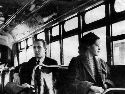 Rosa Parks (1913-2005), fotografiada en un autobús de Montgomery (Alabama).