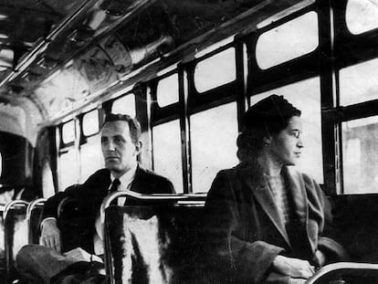 Rosa Parks (1913-2005), fotografiada en un autobús de Montgomery (Alabama).