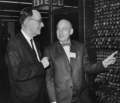 John Mauchly (1907 - 1980, left) y Presper Eckert Jr (1919 - 1995), creadores de la computadora ENIAC