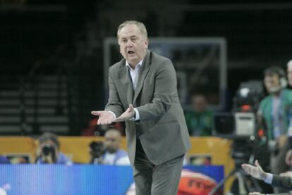 El entrenador de la selección eslovena de baloncesto, Bozidar Maljkovic, gesticula durante el partido de cuartos de final del Europeo 2011 disputado frente a España.