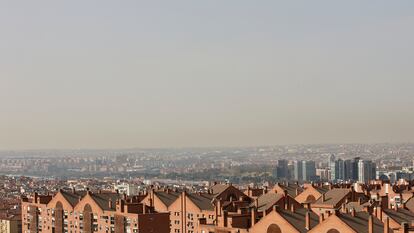 Imagen de la boina de contaminación en Madrid, a 10 de febrero de 2022.
